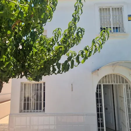 Beautiful Detached House With Garden 펜션 밀야스코스타