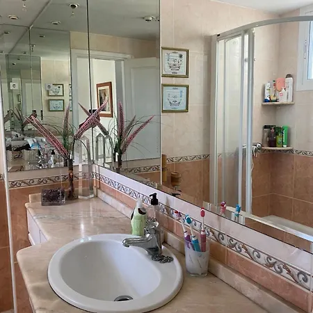Beautiful Detached House With Garden *